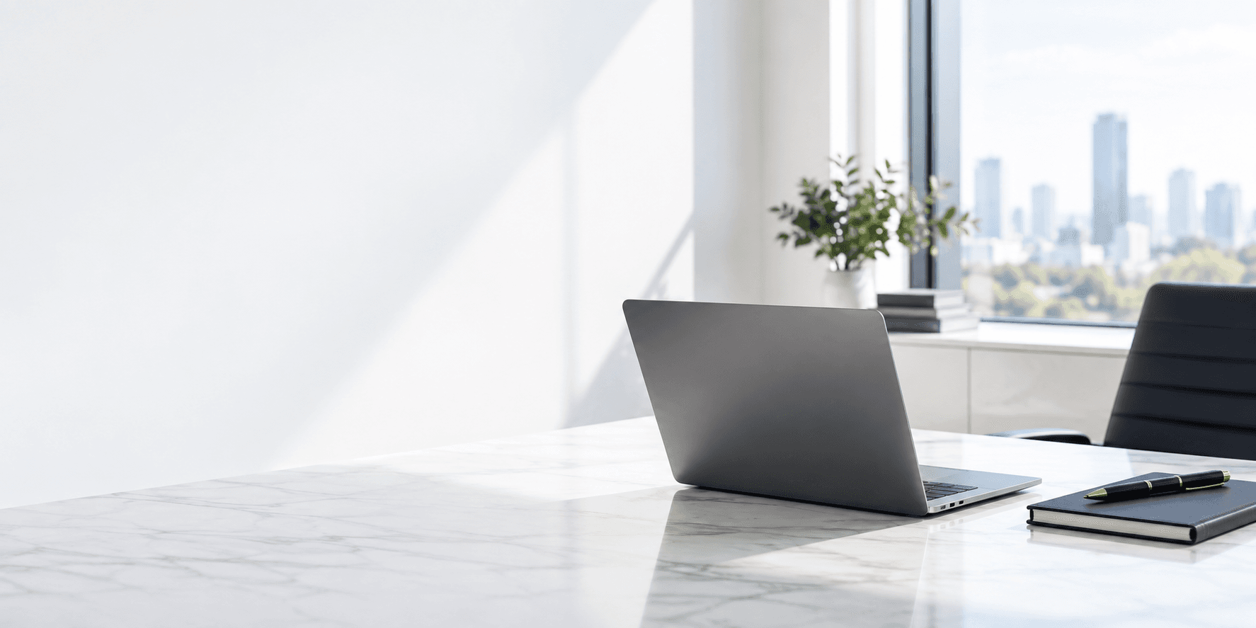 Mesa de escritório iluminada com notebook e caderno
